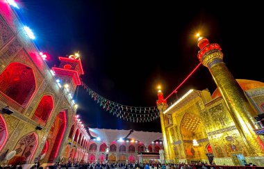  Irak 'ın Necef şehrindeki İmam Ali' nin kutsal tapınağı için gece, Şii İmamları 'ndan biri, altın ve İslami yazıtlarla boyanmış duvarlar ve bazı ilanlar gösteriliyor..