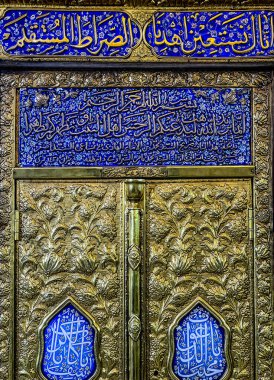 Salahalden, Irak - 4, Mar 2022: Irak 'taki Balad şehrindeki Sab' Al-Dujail (Sab 'Al-Dujail) kutsal mabedi için resim, ve içeriden anıt mezarı, İslam yazıtlarını ve Kur' an 'an' ı gösteriyor.