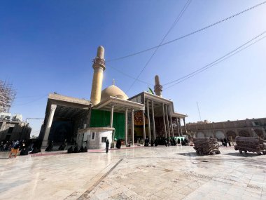 Salahalden, Irak - 4, Mar 2022: Irak 'ta Samaraa şehrindeki İmam Ali alhadi kutsal tapınağı için resim, ve bir kubbe ve çekme mayınları gösterilmektedir.