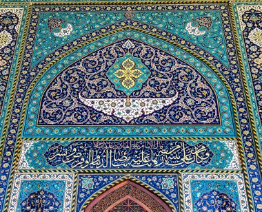 Salahalden, Irak - 4, Mar 2022: Imam Ali 'nin Irak' taki Samaraa şehrindeki kutsal mabedi için iç resim, ve mozoleyi içeriden, İslami yazıtlardan ve Kuran 'a ait yazılardan gösteriyor.