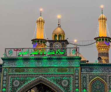 Karblaa, Irak - 10, Mar 2022: Irak 'taki Karblaa şehrinde İmam Abaas' ın kutsal mabedi için fotoğraf ve bir altın dom