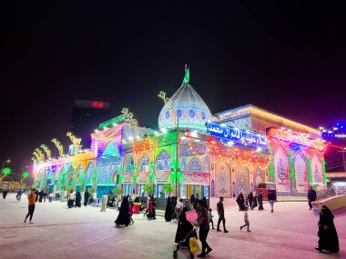 Karblaa, Irak - 10, Mar 2022: Irak 'taki Karblaa şehrinde imam Mahdi kutsal Makkam için fotoğraf, ve bir adet Dom