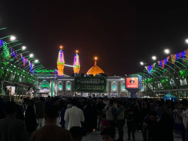 Karblaa, Irak - 10, Mar 2022: Irak 'taki Karblaa şehrinde İmam Hussien' in kutsal mabedi için fotoğraf ve bir altın dom