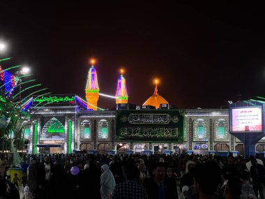 Karblaa, Irak - 10, Mar 2022: Irak 'taki Karblaa şehrinde İmam Hussien' in kutsal mabedi için fotoğraf ve bir altın dom
