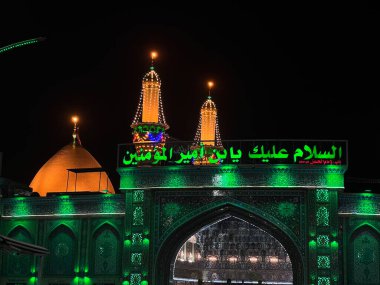 Karblaa, Irak - 10, Mar 2022: Irak 'taki Karblaa şehrinde İmam Abaas' ın kutsal mabedi için fotoğraf ve bir altın dom