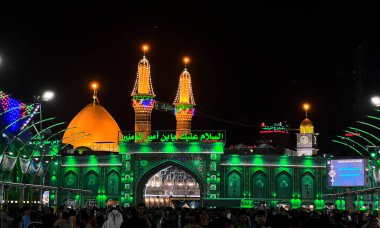 Karblaa, Irak - 10, Mar 2022: Irak 'taki Karblaa şehrinde İmam Abaas' ın kutsal mabedi için fotoğraf ve bir altın dom