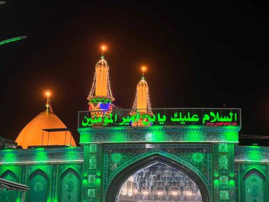 Karblaa, Irak - 10, Mar 2022: Irak 'taki Karblaa şehrinde İmam Abaas' ın kutsal mabedi için fotoğraf ve bir altın dom