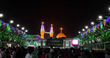 Karblaa, Irak - 10, Mar 2022: Irak 'taki Karblaa şehrinde İmam Hussien' in kutsal mabedi için fotoğraf ve bir altın dom