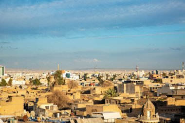 Erbil, Irak - 13 Mar, 2022: Irak 'ın kuzeyindeki Erbil kenti için ariel fotoğrafı ve birçok insanın turist olduğunu gösteriyor ve bazı konut binaları, birçok araba, sokak ve gözetleme kulesi.