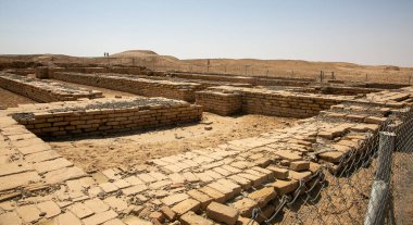 Dhi Qar Valiliği 'nin güneyindeki Ur antik kenti için resim, bazı harabeler ve eski şehrin bir kısmını gösteriyor.