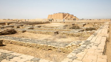  Ziggurat ve bir resmini Güney Irak'ta DHI Qar eyaletinde yer alan sümer dönemine geri gider-Irak ve bu en önemli anıtların.
