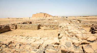  Ziggurat ve bir resmini Güney Irak'ta DHI Qar eyaletinde yer alan sümer dönemine geri gider-Irak ve bu en önemli anıtların.