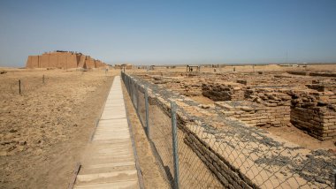  Ziggurat ve bir resmini Güney Irak'ta DHI Qar eyaletinde yer alan sümer dönemine geri gider-Irak ve bu en önemli anıtların.