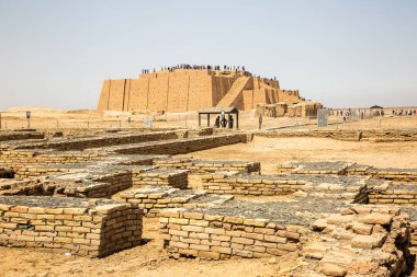  Ziggurat ve bir resmini Güney Irak'ta DHI Qar eyaletinde yer alan sümer dönemine geri gider-Irak ve bu en önemli anıtların.