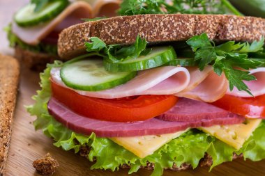 sağlıklı sandviç kepekli ekmek üzerinde