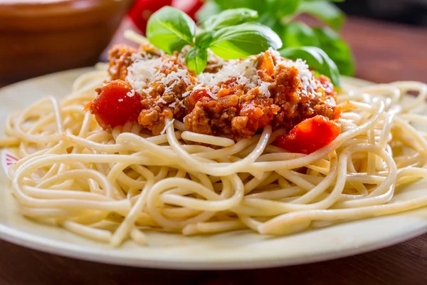 Spaghetti bolognese z serem i bazylią — Zdjęcie stockowe