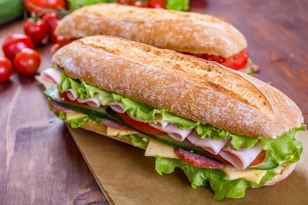Dlouhá bageta sendvič se salátem Stock Fotografie