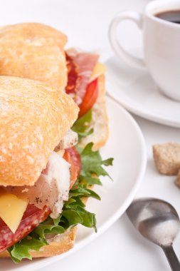 et, peynir ve sebze doldurulmuş ciabatta ekmeği sandviç