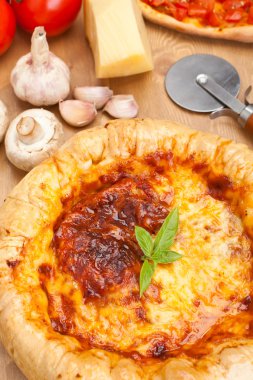 Chicago derin doldurulmuş pizza yemek