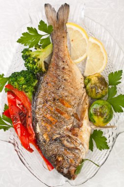 dorado balığı sebze ile süslenmiş,