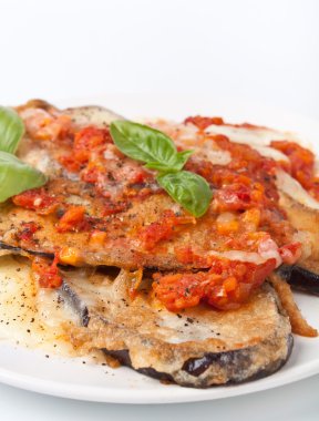 Beyaz backgr üzerinde mozzarella ve domates soslu fırında patlıcan