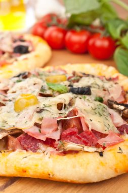 et ve mantarlı pizza ve malzemeler ahşap tablo