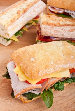 et, peynir ve sebze doldurulmuş ciabatta ekmeği sandviç