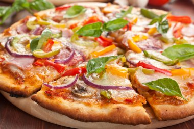 lezzetli pizza dilimlenmiş