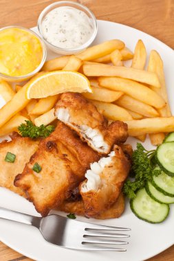 Balık ve cips bir plaka üzerinde