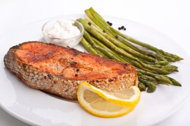 salmão com legumes, limão e molho
