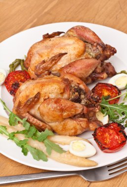 sebze ile süslenmiş tavuk