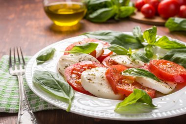 Klasik caprese salatası