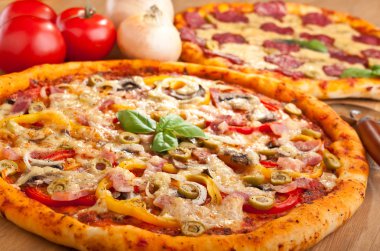 jambon, mantar ve sebze pizza ve salamlı pizza arka