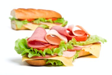 marul, domates, jambon ile uzun baget sandviç iki yarısı