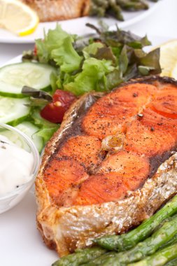 sebzeler, limon ve soslu somon