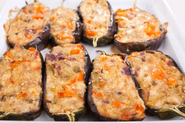 ile peynir ve mantarlı patlıcan dolması