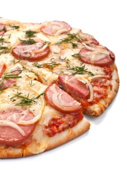 dilimlenmiş sosis ve soğan pizza 