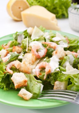 geleneksel Sezar salata karides