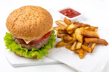 hamburger, patates, sos ile