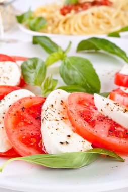 Klasik caprese salatası