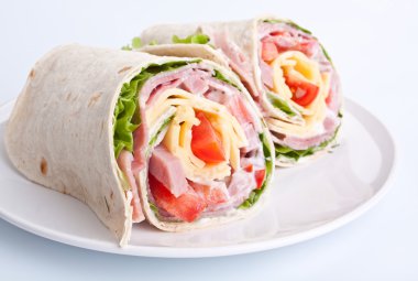 tortilla sarılmış sandviç alır