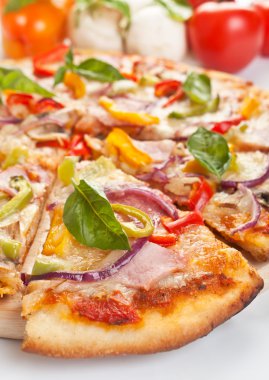 lezzetli pizza dilimlenmiş