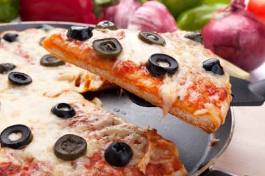 pizza, peynir ve zeytin bir dilim kaldırdı
