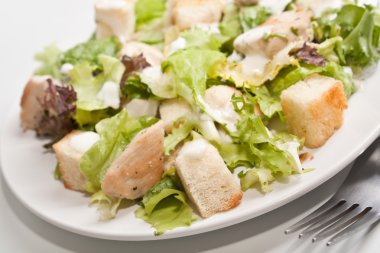 Tavuklu Sezar salatası