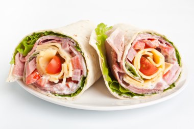 tortilla sarılmış sandviç ikiye kesilmiş rulo