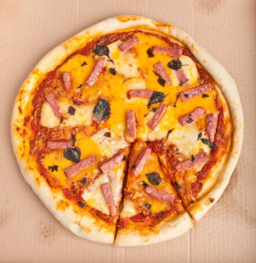 bir kutu içinde bütün jambon ve peynirli pizza