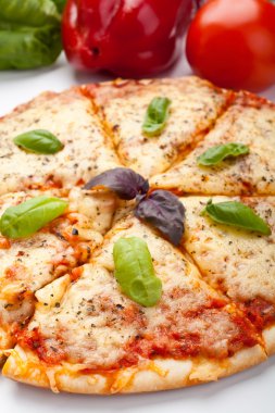 dilimlenmiş pizza margarita