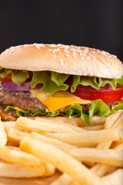 patates kızartması ve büyük peynirli burger