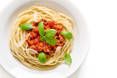 Spagetti bolognese peynirli ve fesleğen ile