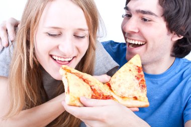 iki genç insan pizza yemek